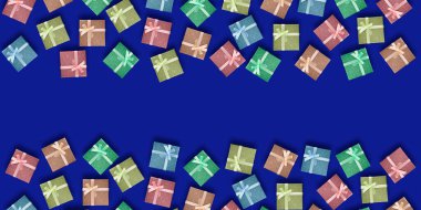 Mavi kurdeleli çok renkli kutular, üst görünüm, metin için yer. Noel veya tatil indirimi veya hediye konsepti