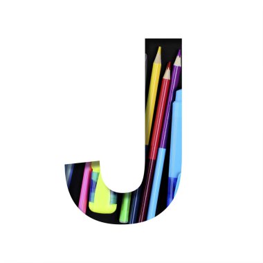 Okul ya da ofis malzemeleri fontu. J harfi, okul, çalışma ya da ofis için arka planda siyah arkaplan bulunan bir kırtasiye seti üzerine kağıttan kesilmiş. Dekoratif alfabe, yazı tipi koleksiyonu.