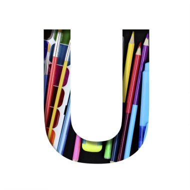 Okul ya da ofis malzemeleri fontu. U harfi okul, çalışma ya da ofis için arka planda siyah arkaplan bulunan bir kırtasiye seti üzerine kesilmiş. Dekoratif alfabe, yazı tipi koleksiyonu.