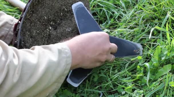 Працівник Або Фермер Комбінезоні Встановлює Диск Стрижки Трави Садовому Тримері — стокове відео