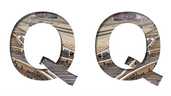 铁路字体 字母Q是在铁路铁轨的背景下从白纸上剪下来的 为方便起见 反映了背景 装饰工业字母表 — 图库照片