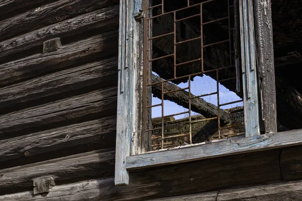 Ein Fenster Mit Gitter Einem Alten Verlassenen Blockhaus Nach Einem — Stockfoto