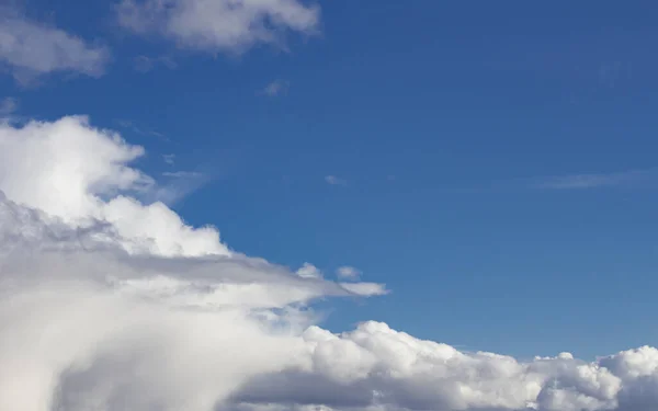 Прекрасне Блакитне Небо Великими Дощовими Хмарами Копіювати Простір — стокове фото