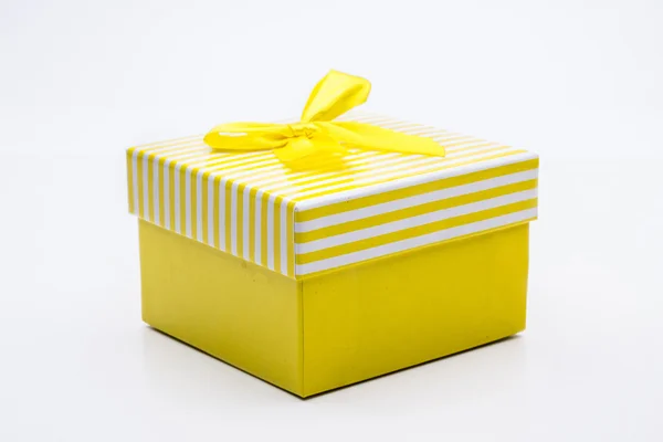 Caja de regalo amarillo —  Fotos de Stock