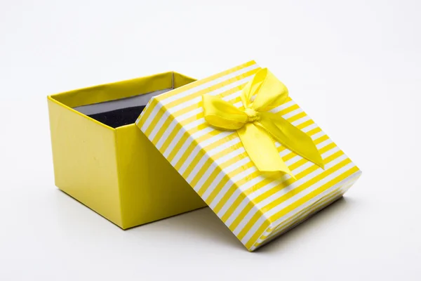 Caja de regalo amarillo —  Fotos de Stock