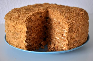 Masadaki Mavi Tabakta Ev Yapımı Kek