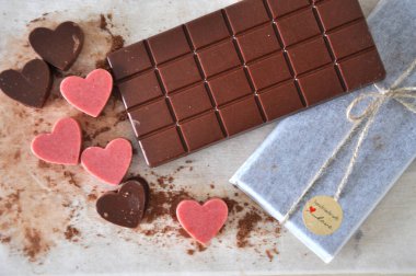 Çikolata ve kakao tozlu çikolata kalpler.