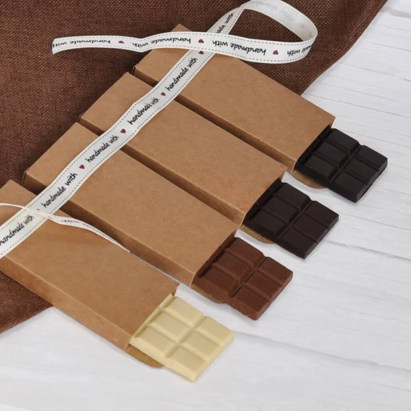 Chocolate artesanal com pacote de artesanato com design — Fotografia de Stock