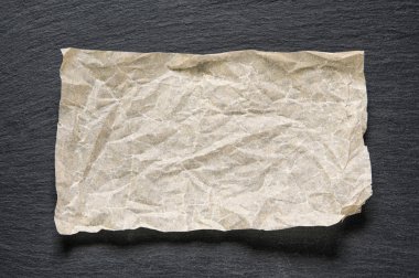 Buruşuk kağıt tepsisine siyah arduvaz taş ile kopya alanı Metin şablonu gıda arka plan olarak için. En iyi düz görünüm