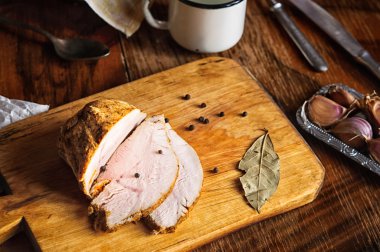 Defne yaprağı, biber ve sarımsak eski kesme tahtası, Vintage ülke tablo üzerinde hindi eti kızartma