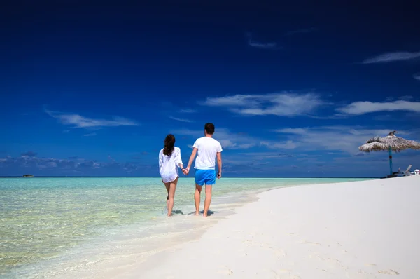 Vista trasera de pareja joven en playa blanca. Concepto de vacaciones —  Fotos de Stock