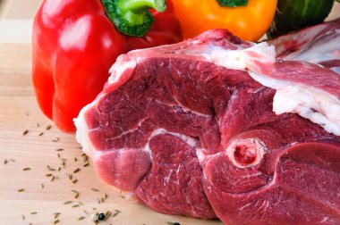 Çiğ kuzu eti ve sebze.