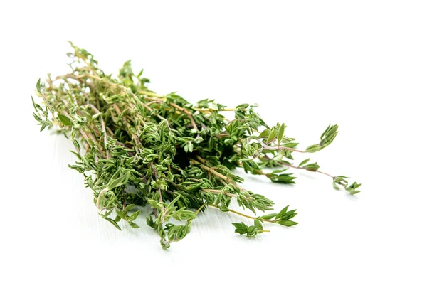 Cabang tumbuhan thyme hijau pada latar belakang meja kayu putih — Stok Foto