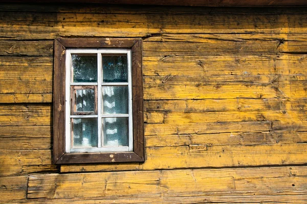 Gul timrade trävägg med vita fönster — Stockfoto