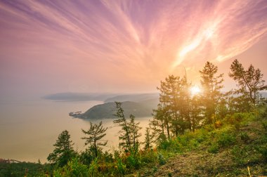 Deniz Baykal, Sibirya, Rusya Federasyonu. Sahne günbatımı gerçeküstü manzara
