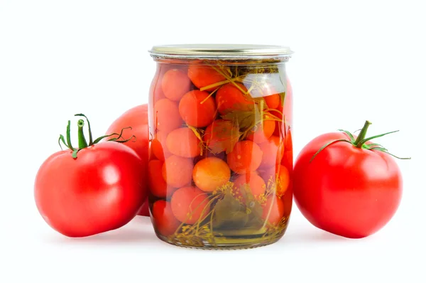 Tomates en escabeche y frescos aislados sobre fondo blanco —  Fotos de Stock