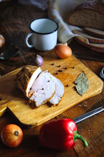 Defne yaprağı, biber ve sarımsak eski kesme tahtası, Vintage ülke tablo üzerinde hindi eti kızartma