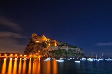 Geceleri Aragonca castle. Napoli körfezindeki villasının, Ischia Adası, İtalya