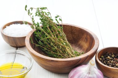 Malzemeler pişirme: kekik, tuz, biber, biber, sarımsak, zeytinyağı kase beyaz rustik ahşap tablo