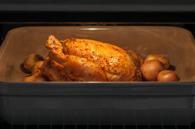 Kızarmış tavuk ve patates fırında