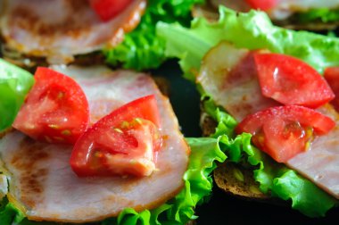 Sandviç, bacon, domates, marul ile toastn