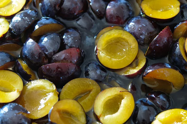 Poached cutted plums in sugar syrup — Stock Photo, Image