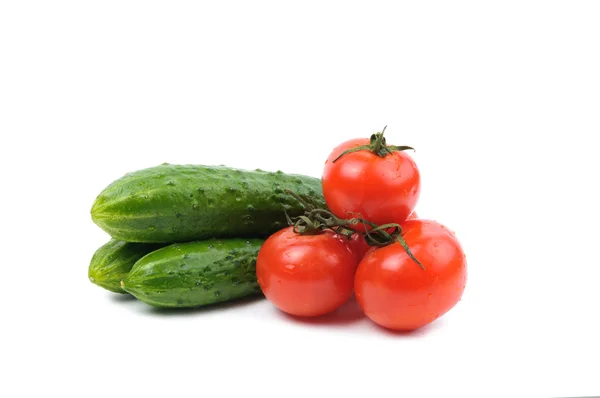 Frische Tomaten und Gurken isoliert auf weißem Hintergrund — Stockfoto