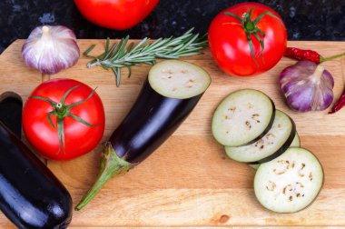 Sebze kesme tahtası, patlıcan, sarımsak, domates, biberiye, biber biber kümesi