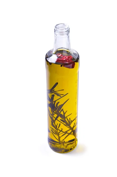 Botella de aceite de oliva con romero y pimienta aislada sobre fondo blanco — Foto de Stock