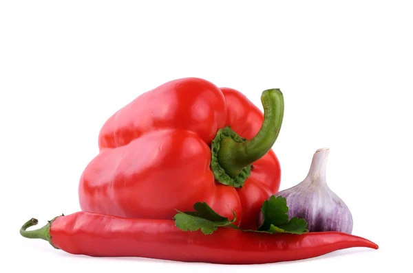 Rote süße, scharfe Chilischoten und Knoblauch isoliert auf weißem Hintergrund — Stockfoto