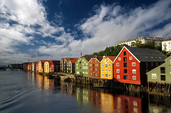 Casas escandinavas na água, Trondheim, Noruega — Fotografia de Stock