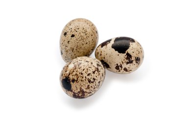 Üç bıldırcın yumurtası beyaz arka plan üzerinde izole gölgeler ile grup