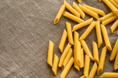 Kendir kumaş bez arka plan üzerinde kopya boş alanı ile sarı makarna makarna