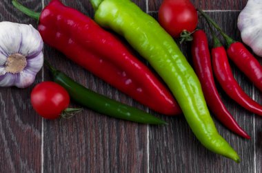 «Ana sayfa» sebze görünümünü: biber ve kırmızı biber biber, sarımsak, domates koyu arka plan üzerinde