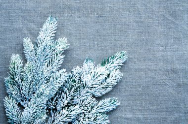 Noel şablon framework ile keten zemin üzerine kar çam dalı