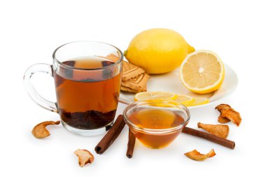 Çay, bal, limon ve beyaz arka plan üzerinde izole soğuk için tedavi olarak tarçın