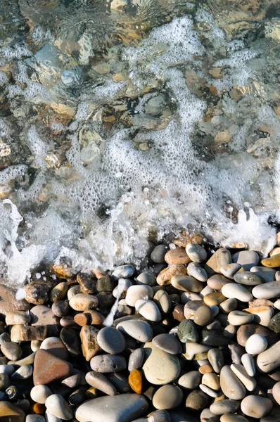 Bovenaanzicht van zee Golf over grind of kiezel stenen close-up — Stockfoto