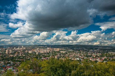 Geniş açı panoramik güzel cityscape görünümünde mavi gökyüzü ve beyaz bulutlar ile yaz Saratov üzerinde
