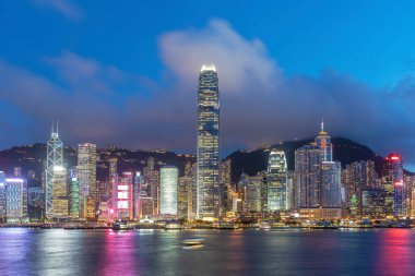 Hong Kong 'un Victoria limanının gece manzarası.