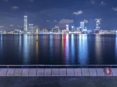 Hong Kong 'un Victoria limanının gece manzarası.