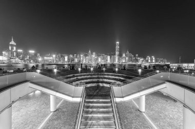 Hong Kong 'un Victoria limanının gece manzarası.