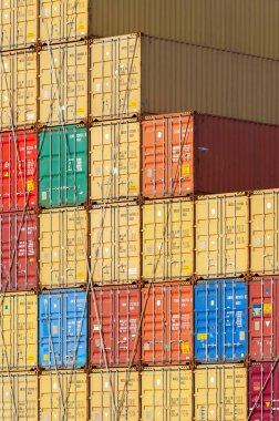 Bir sürü renkli kargo konteynırı. Sanayi Arkaplanı.
