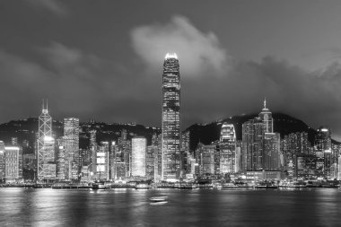 Hong Kong 'un Victoria limanının gece manzarası.