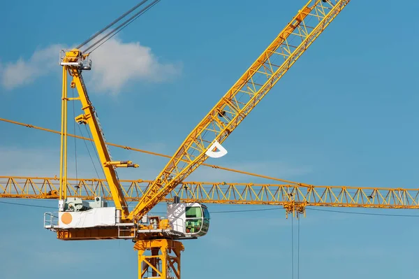 Grúa Obra Con Fondo Cielo Azul — Foto de Stock