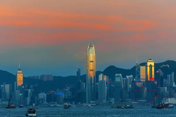 夕日の下で香港市のビクトリア港のスカイライン — ストック写真