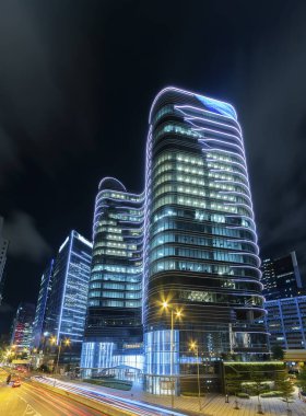 Gece vakti Hong Kong şehir merkezinin caddesi.