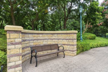 Yeşil Park 'ta banka ve sokak lambası