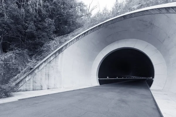 Entrada Túnel Futurista Atravessando Montanha Estrada — Fotografia de Stock