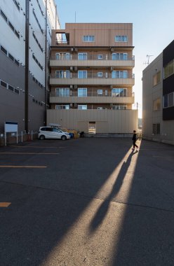 Gün batımında sokakta yürüyen bir yaya.