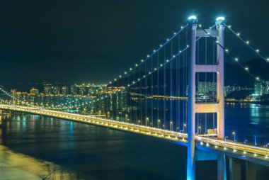 Geceleri Hong Kong 'da Tsing Ma Köprüsü
